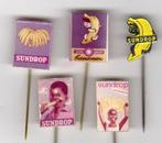 5 speldjes SUNDROP BANANEN (A3)  KIJK OOK EENS NAAR MIJN MEE, Verzamelen, Speldjes, Pins en Buttons, Verzenden, Gebruikt, Overige onderwerpen