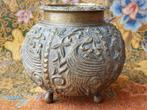 Mooie zware antieke Oosterse pot van bewerkt brons 10 cm.
