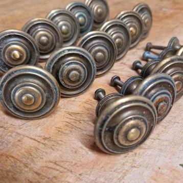 16 Antieke messing knoppen met rozet voor kast of lade beschikbaar voor biedingen