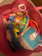 Tassen vol babykleding en wat speelgoed, Ophalen, Gebruikt