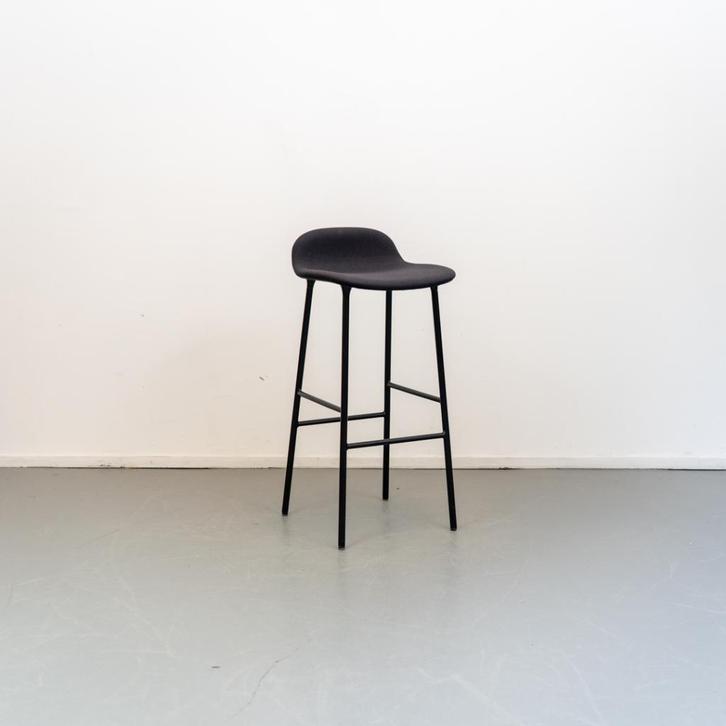 8 Normann Copenhagen Form Kruk Zwart staal Stof Nieuw, Huis en Inrichting, Krukjes, Nieuw, Staal