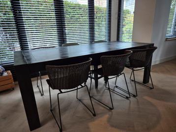 Eettafel en 4 stoelen beschikbaar voor biedingen