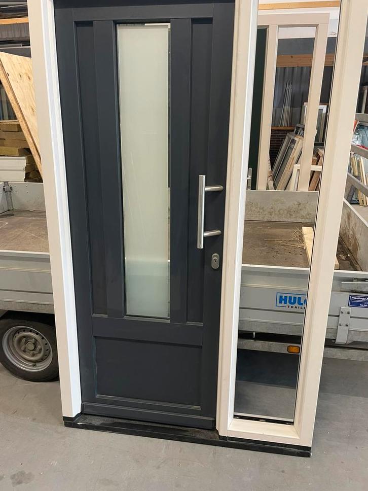 Nieuw kunststof kozijn met voordeur 135*222, Tuin en Terras, Schuttingen, Nieuw, Kunststof, Minder dan 3 meter, Ophalen