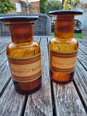 2 vintage apothekersflessen met de oude etiketten beschikbaar voor biedingen