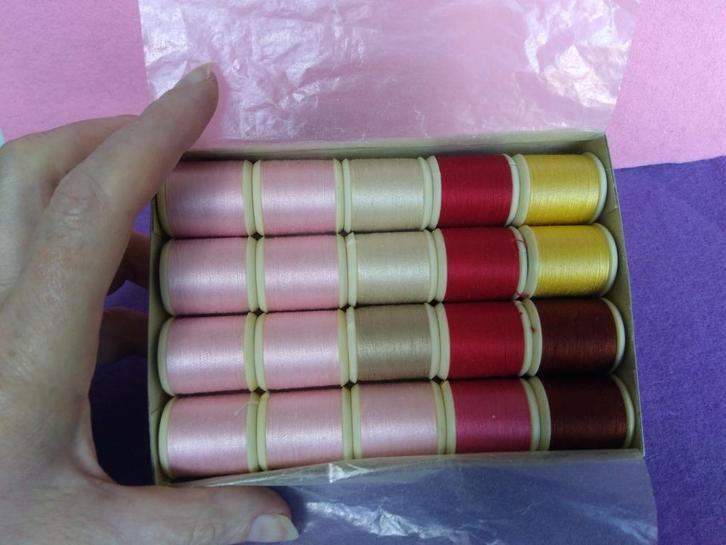 DMC borduurdraad Cordonnet d’Alsace 60 : hele lot met doosje, Hobby en Vrije tijd, Borduren en Borduurmachines, Nieuw, Borduurgaren of Zijde