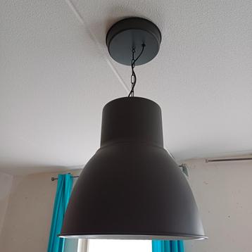 Slaapkamer opruiming, grijze hanglamp Ikea beschikbaar voor biedingen