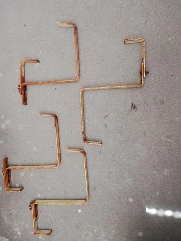 Brocante metalen ophangbeugels voor bloembakken.  beschikbaar voor biedingen