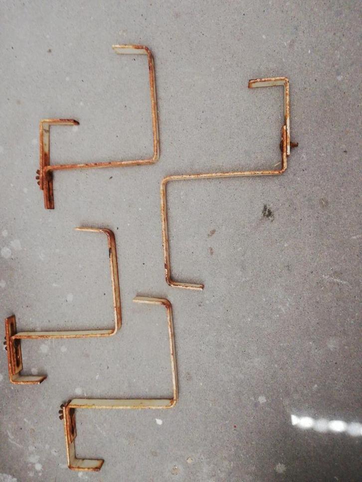 Brocante metalen ophangbeugels voor bloembakken., Doe-het-zelf en Verbouw, IJzerwaren en Bevestigingsmiddelen, Gebruikt, Overige typen