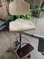 Werkstoel met kunststof zitting en voetensteun 73-93 cm, Gebruikt, Bureaustoel, Wit, Ophalen