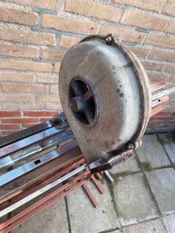 Aambeeld smidsvuur aanjager beschikbaar voor biedingen