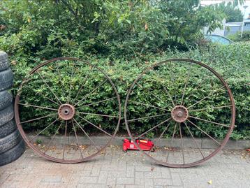 Antieke / brocante Grote ijzere koetswiel karrenwiel beschikbaar voor biedingen