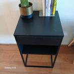 Zwart nachtkastje (Ikea Vikhammer) met lade, Ophalen, Gebruikt, Minder dan 45 cm, Metaal of Aluminium
