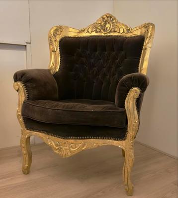 Antieke fauteuil met gouden details beschikbaar voor biedingen