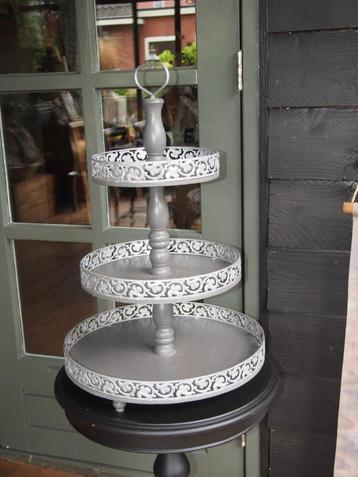Etagere beschikbaar voor biedingen