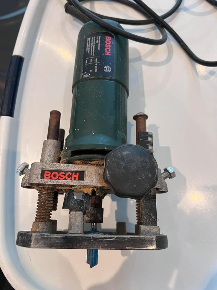 Bosch POF 500 A bovenfrees + 6 originele Bosch frezen – 240V, Doe-het-zelf en Verbouw, Gereedschap | Freesmachines, Zo goed als nieuw