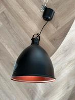 Zwarte hanglamp met koperen binnenkant, Huis en Inrichting, Lampen | Hanglampen, Ophalen of Verzenden, Zo goed als nieuw, Metaal