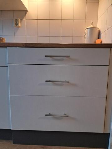 Ladenkast voor in de keuken.