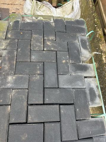 Restpartij 13m2 Bkk Betonklinker zwart 10cm dik  beschikbaar voor biedingen