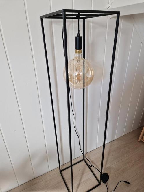 Moderne zwarte vloerlamp met design lamp, Huis en Inrichting, Lampen | Vloerlampen, Zo goed als nieuw, 100 tot 150 cm, Glas, Metaal
