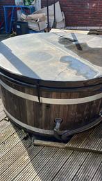 Hottub , houtgestookt met zandfilter, Tuin en Terras, Bubbelbaden en Hottubs, Ophalen, Zo goed als nieuw, Trap