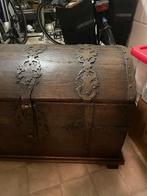 Te koop, onze mooie antieke dekenkist, met veel sier beslag., Antiek en Kunst, Ophalen of Verzenden