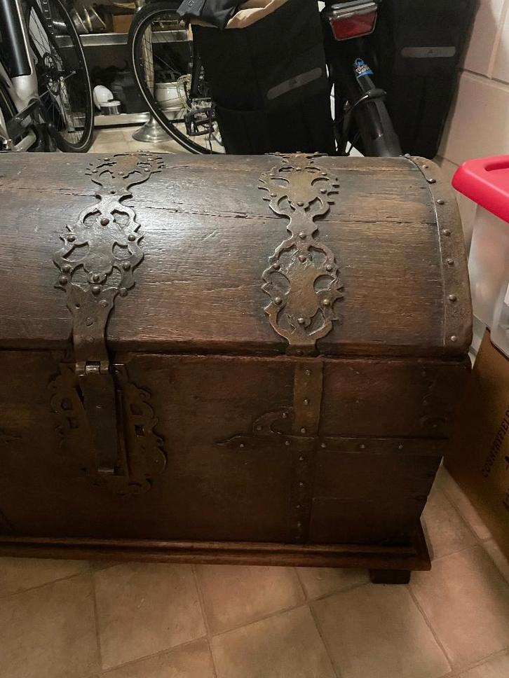 Te koop, onze mooie antieke dekenkist, met veel sier beslag., Antiek en Kunst, Antiek | Overige Antiek, Ophalen of Verzenden