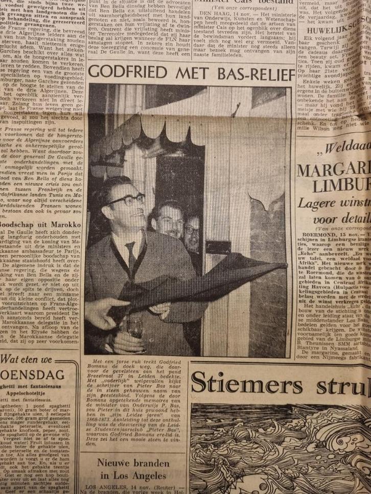 Godfried Bomans onthult gevelsteen in Leiden (krant 1961), Verzamelen, Tijdschriften, Kranten en Knipsels, Knipsel(s), 1960 tot 1980