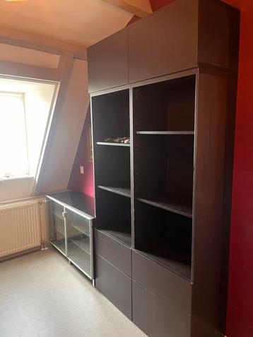 Zwarte besta kast met glazen deurtjes en glasplaat bovenop