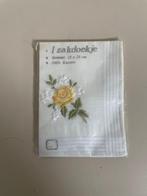 Vintage katoenen zakdoekje. Geborduurde gele roosjes. NIEUW., Ophalen