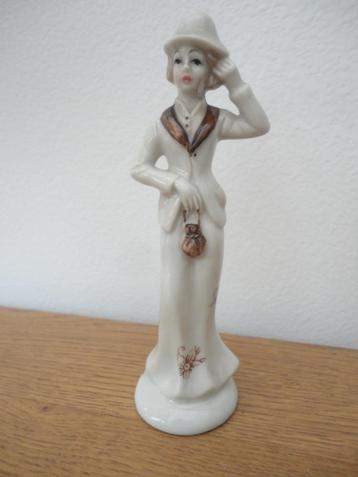 Porseleinen beeldje van dame in mantelpakje uit de jaren 30 beschikbaar voor biedingen