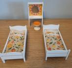 2 vintage poppenkast bedden en kaptafel met kruk, Ophalen of Verzenden, Zo goed als nieuw, Poppenhuis