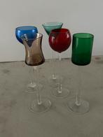 Vijf mooie gekleurde vintage borrelglazen op hoge voet, Antiek en Kunst, Antiek | Glas en Kristal, Ophalen of Verzenden