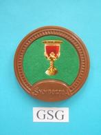 Gouden kelk nr. 50599-02, Ophalen of Verzenden, Zo goed als nieuw, Button of Speldje