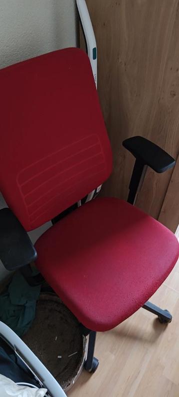 Bureau Stoel (rood) beschikbaar voor biedingen