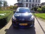 TOYOTA Yaris 1.5 Hybrid 116pk CVT Dynamic Team bij Toyota sp, Auto's, 12 maanden, Gebruikt, 450 kg, Zwart