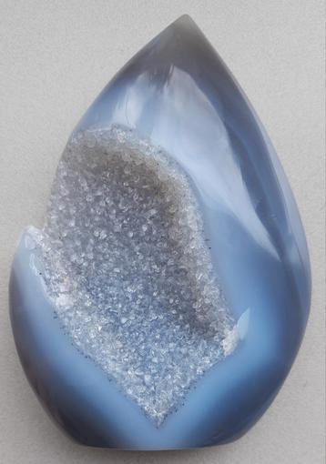 Mooie grote druzy Agaat geode met kristal beschikbaar voor biedingen