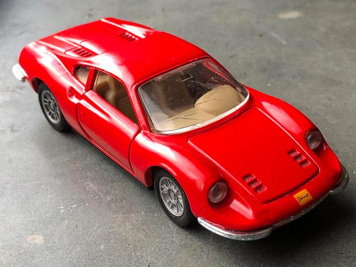 Maisto Shell - Ferrari Dino 246GT - 1:36 Lengte bijna 12 cm, Hobby en Vrije tijd, Modelauto's | Overige schalen, Zo goed als nieuw