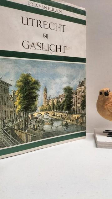 Hulzen, Dr. A. van; Utrecht bij gaslicht  beschikbaar voor biedingen