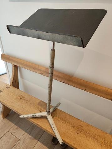 Vintage Wenger muziek stand met witte onderkant beschikbaar voor biedingen
