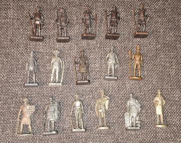 16 vintage zwart-grijze metalen figuurtjes soldaatjes beschikbaar voor biedingen