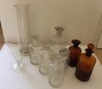 Oude glazen apothekers flesjes en maatbekers., Ophalen of Verzenden