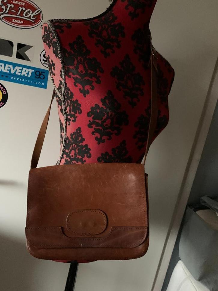 Vintage cognackleurige leren schoudertas (nr.23 D4), Sieraden, Tassen en Uiterlijk, Tassen | Schoudertassen, Gebruikt, Bruin, Ophalen of Verzenden