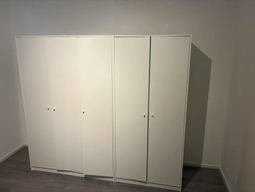 Twee witte kledingkasten beschikbaar voor biedingen