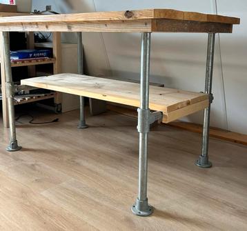 Industriele steigerhout bureau met onderstel van steigerpijp beschikbaar voor biedingen