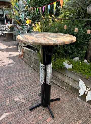 Mooie statafel met ingebouwde heater beschikbaar voor biedingen