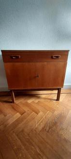 Vintage dressoir
80,5 cm breed
39.5 cm diep
77 cm hoog, Huis en Inrichting, Kasten | Dressoirs, Ophalen, Zo goed als nieuw, 25 tot 50 cm