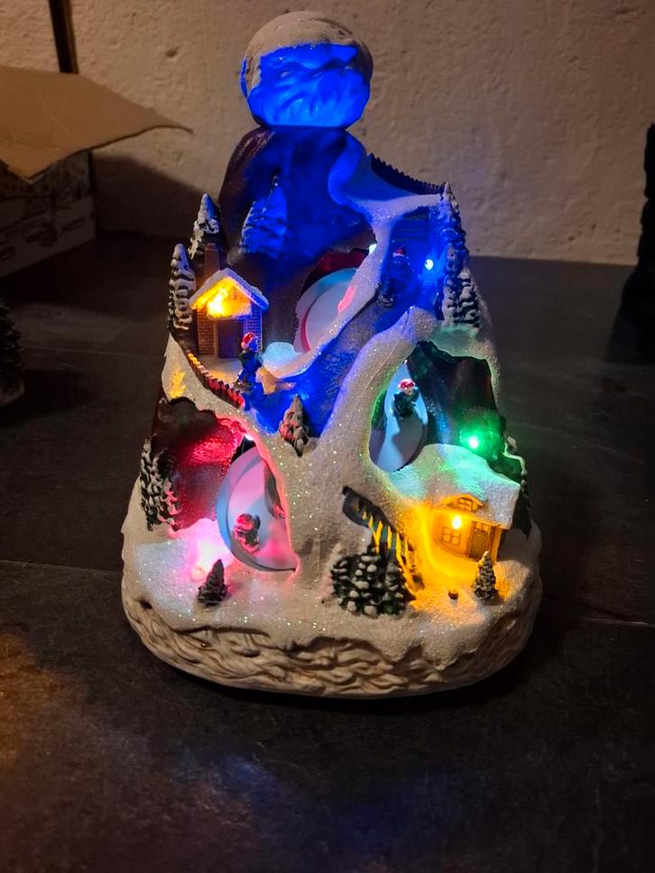 Kerst Berg met Bewegende Skiërs en Verlichting, Diversen, Kerst, Gebruikt, Ophalen of Verzenden