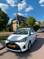 Toyota Yaris 1.0 12V Vvt-i 5DR 2016 Wit, Auto's, Voorwielaandrijving, 527 kg, Origineel Nederlands, 24 km/l