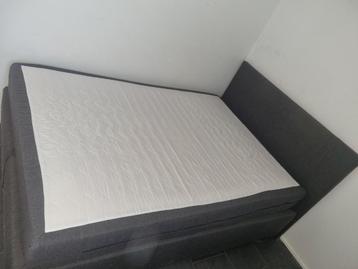 Boxspring 140x200 met matras en hoofdbord beschikbaar voor biedingen