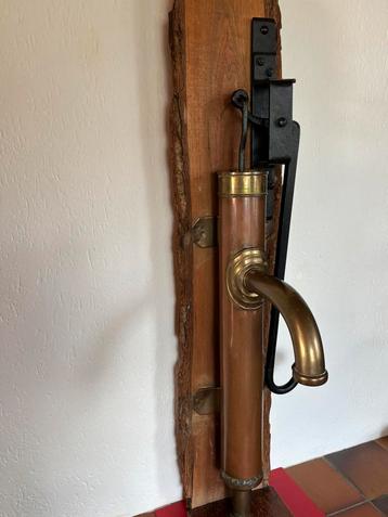 Antieke Koperen Waterpomp op Eiken Plank | ca 127 cm hoog beschikbaar voor biedingen